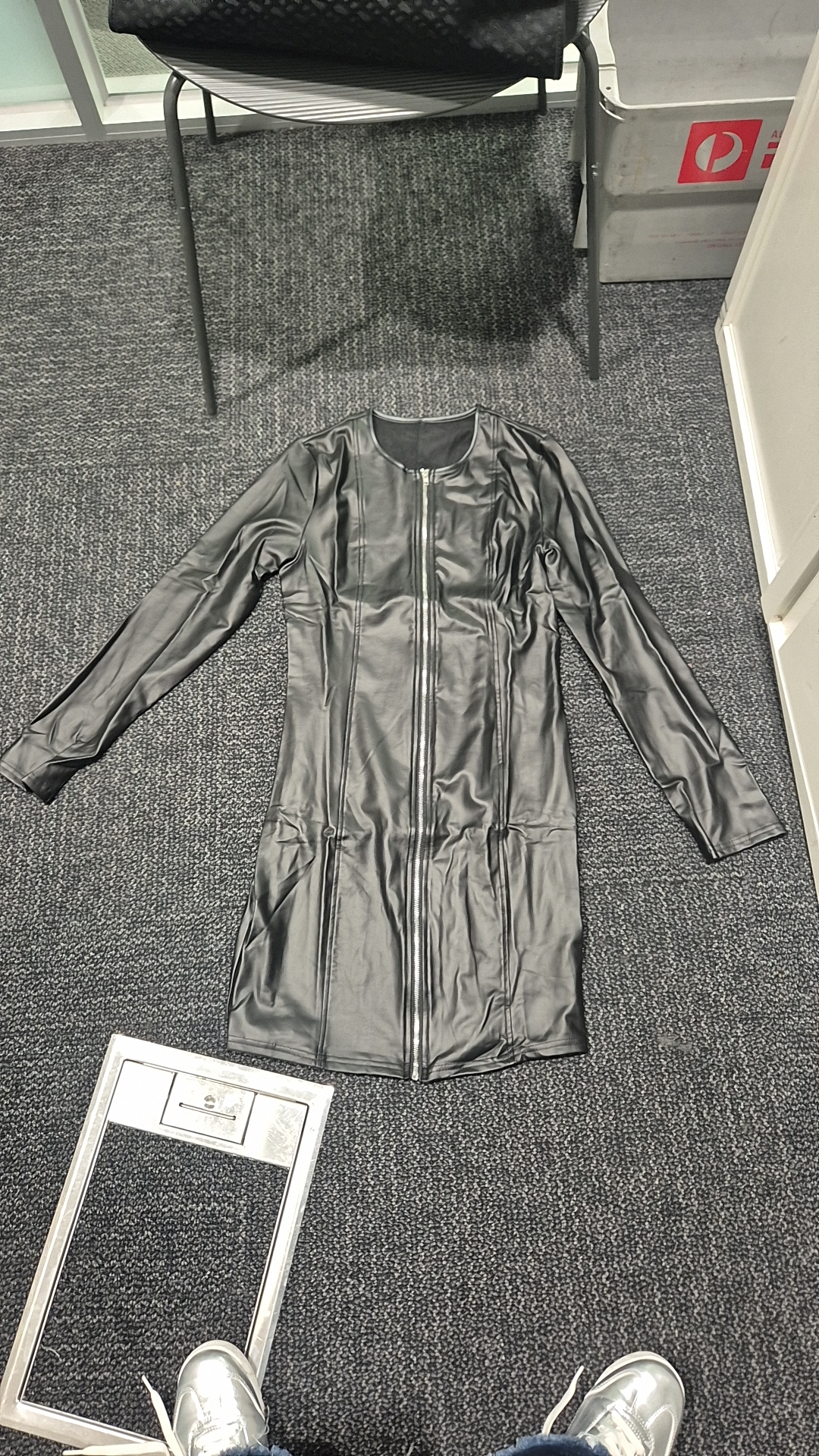 Women Elegant Bodycon Mini Dress with Captivating Front Zipper Detail