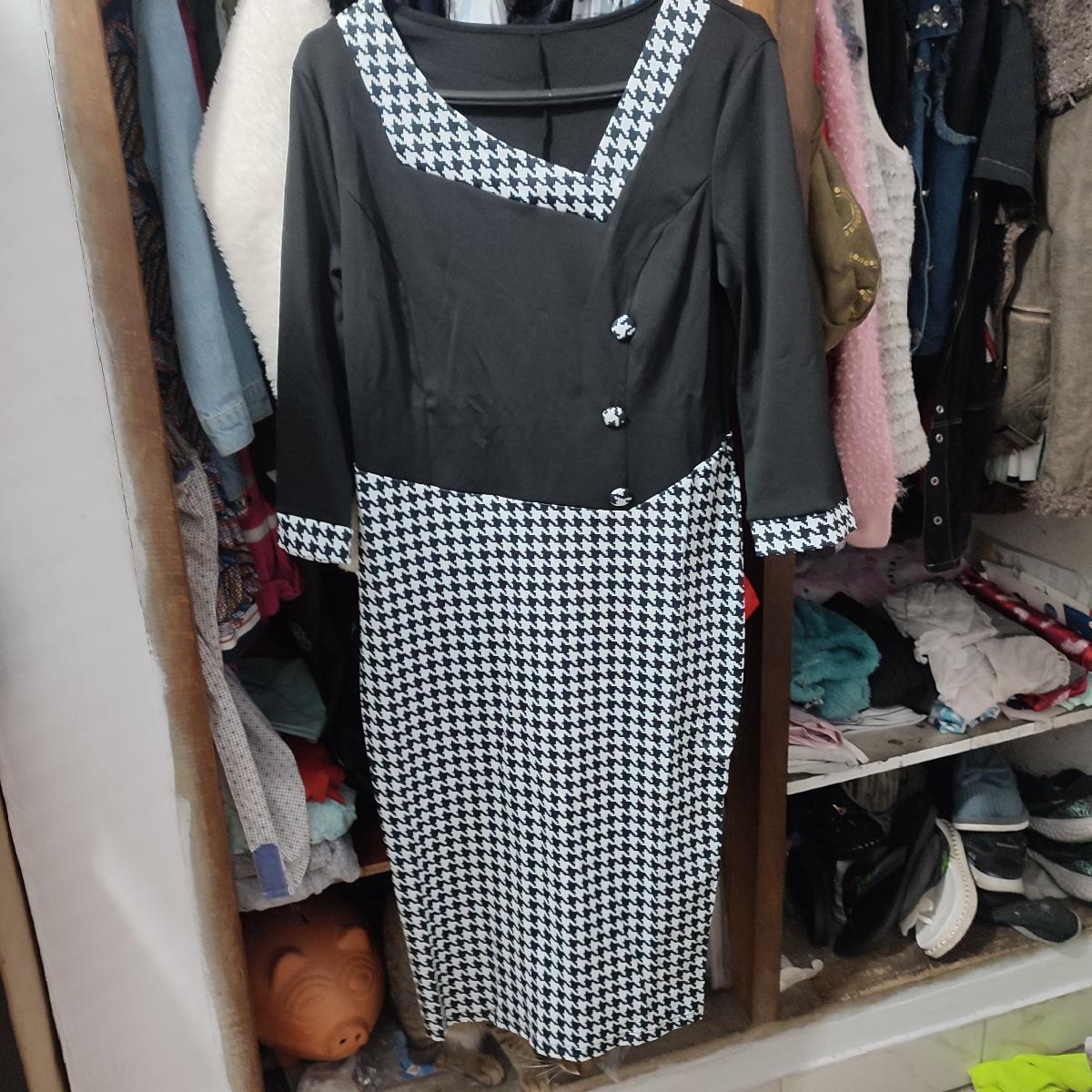 Houndstooth Print Bodycon Midi Dress featuring Elegant Half Sleeve Design