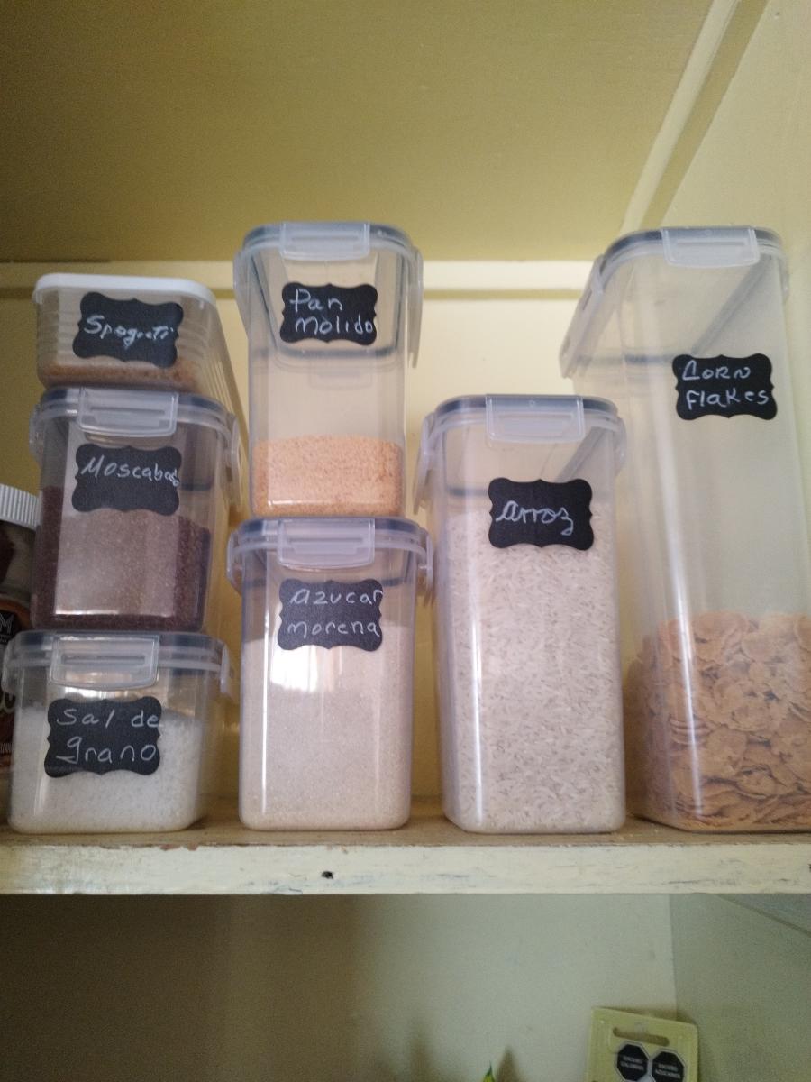 Despensa organizada con contenedores FreshStore