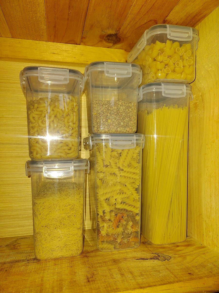 Familia usando contenedores FreshStore