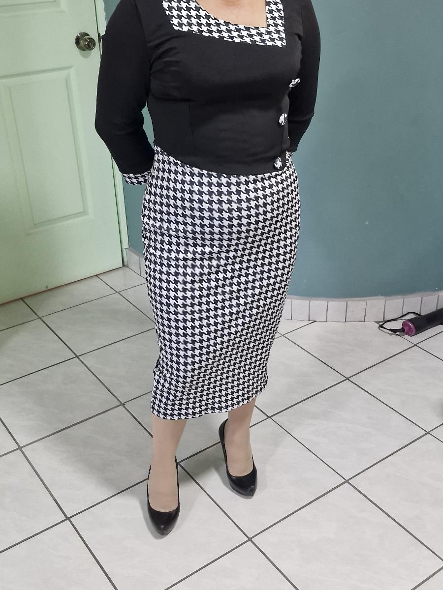 Houndstooth Print Bodycon Midi Dress featuring Elegant Half Sleeve Design