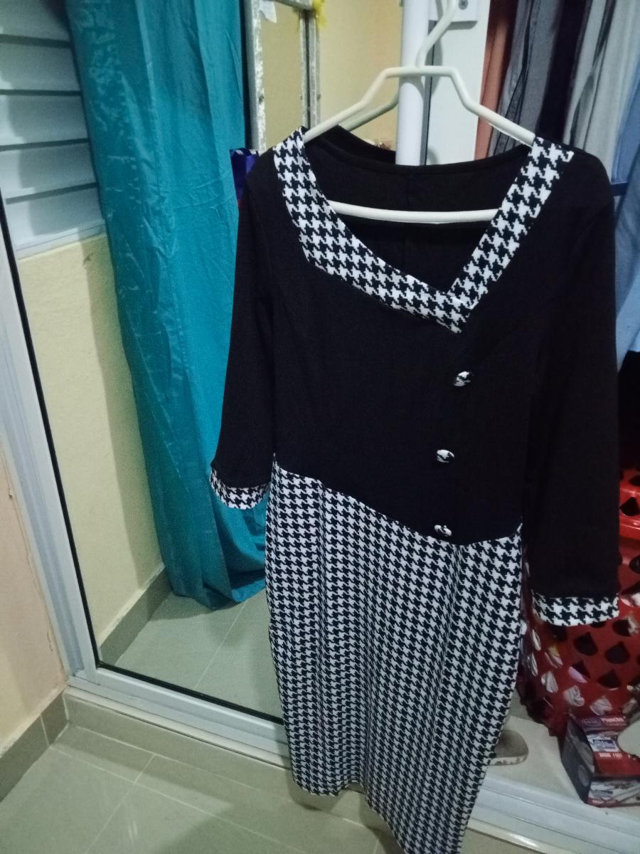 Houndstooth Print Bodycon Midi Dress featuring Elegant Half Sleeve Design