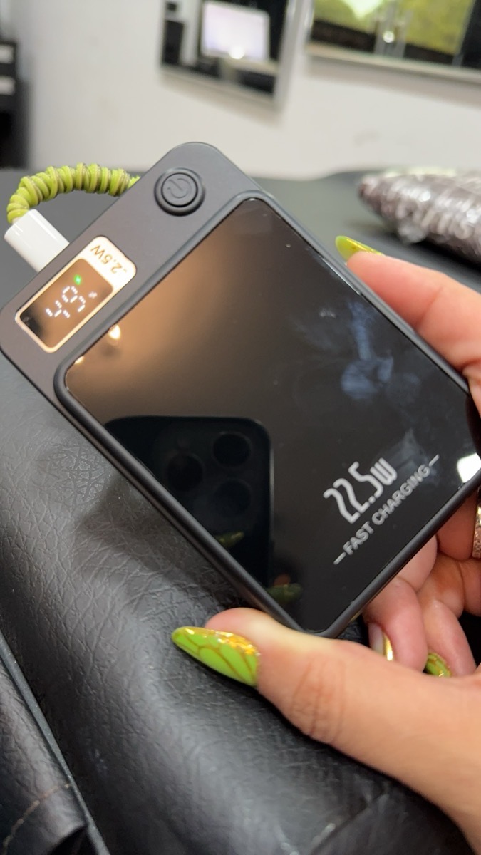 Detalhe do carregador com capacidade de 10000mAh
