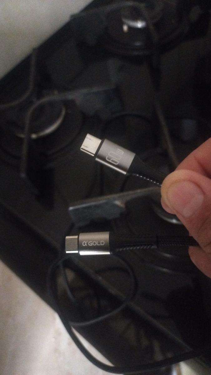 Conector USB-C prateado com detalhes em preto