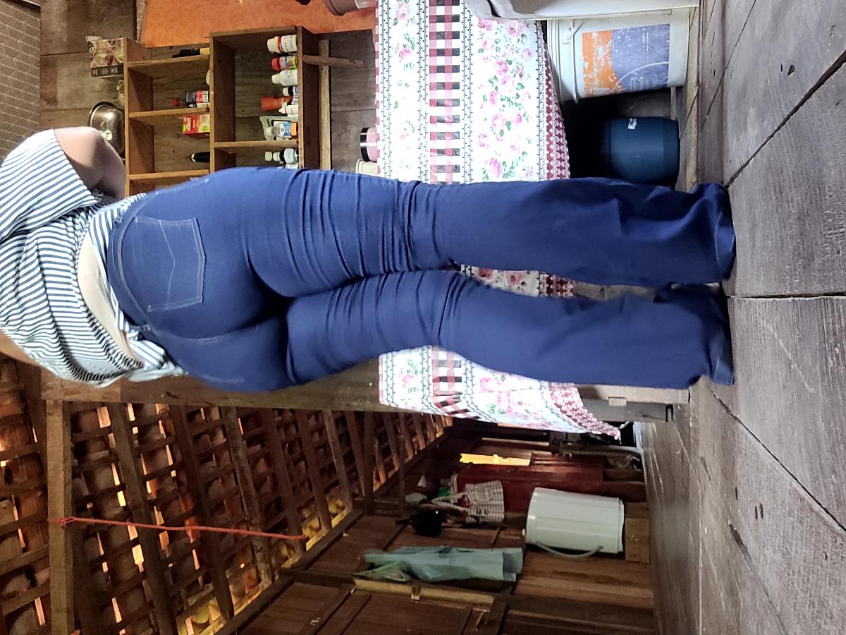 Vista traseira da calça jeans flare em ambiente rústico