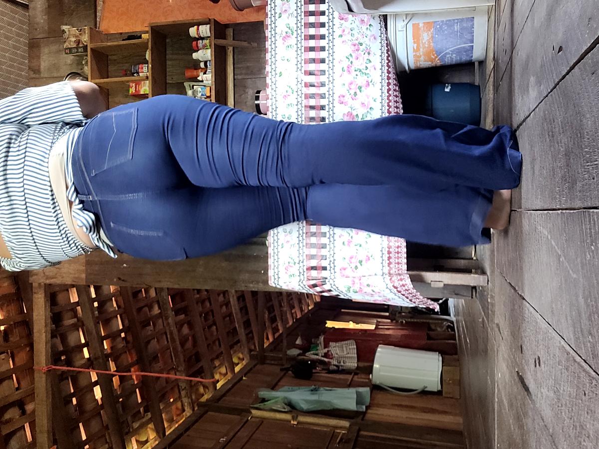 Vista traseira detalhada da calça jeans flare em ambiente interno