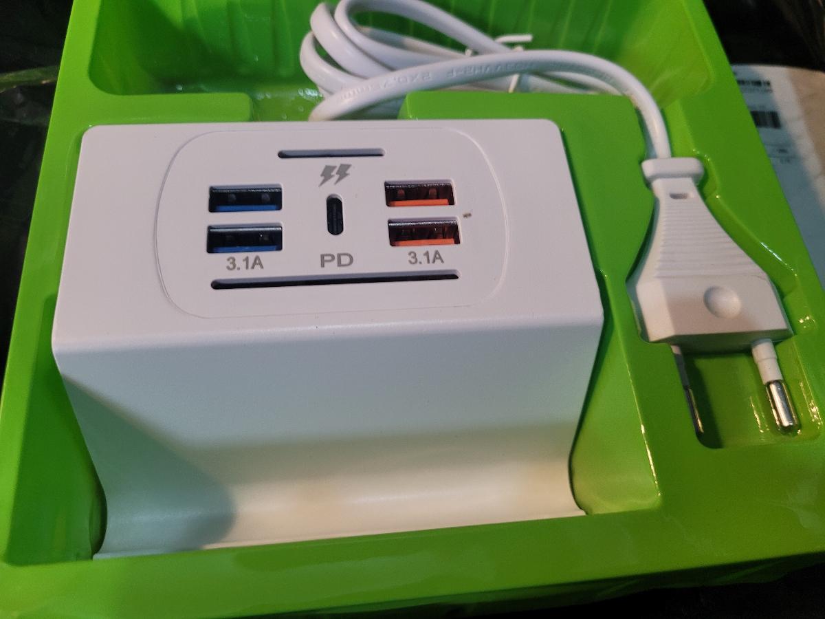 Carregador de celular preto com 4 portas USB