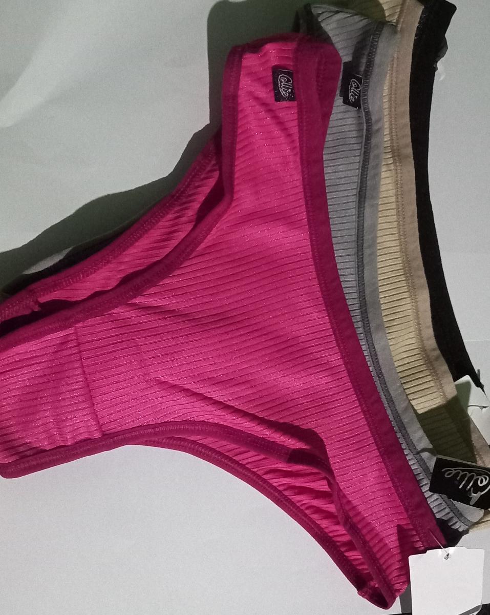Close de calcinha tanga cor rosa choque com etiqueta da marca Ollie