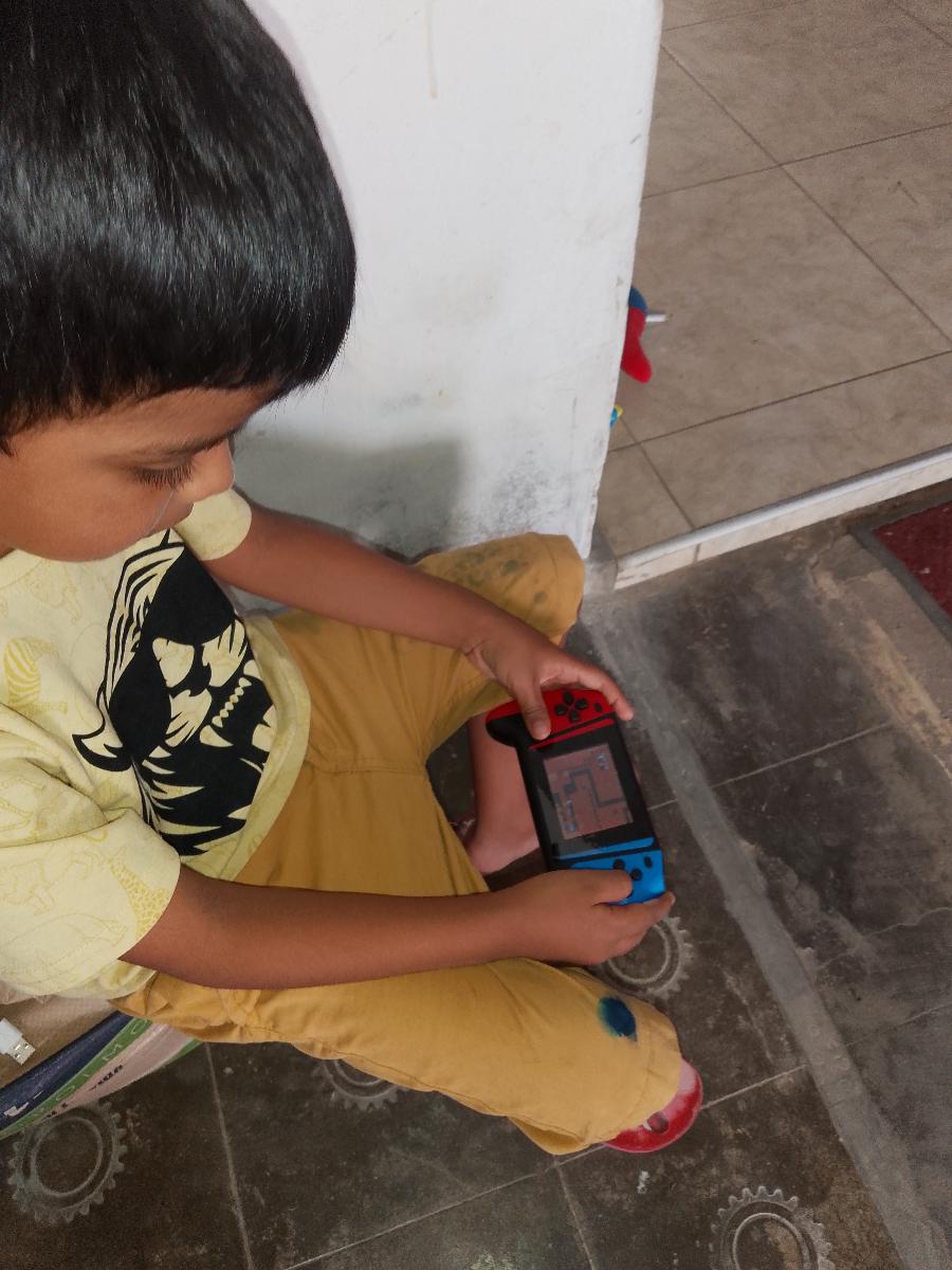 Retro Handheld Game Console – 3.5-Inch Rechargeable Portable Gaming Machine photo review