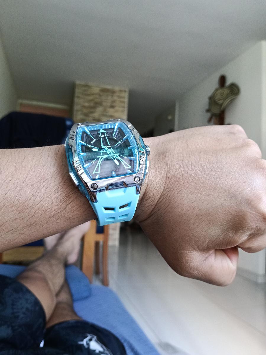 Foto real del reloj SMAEL en la muñeca