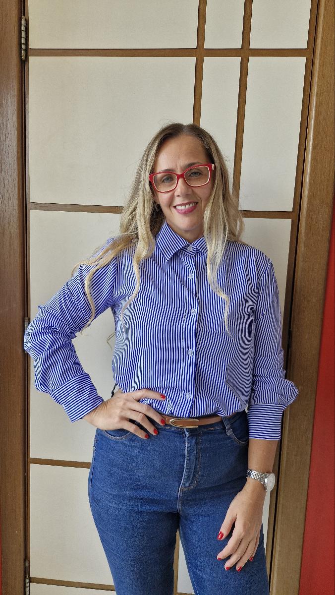 Camisa social azul feminina listrada crepe premium vista traseira