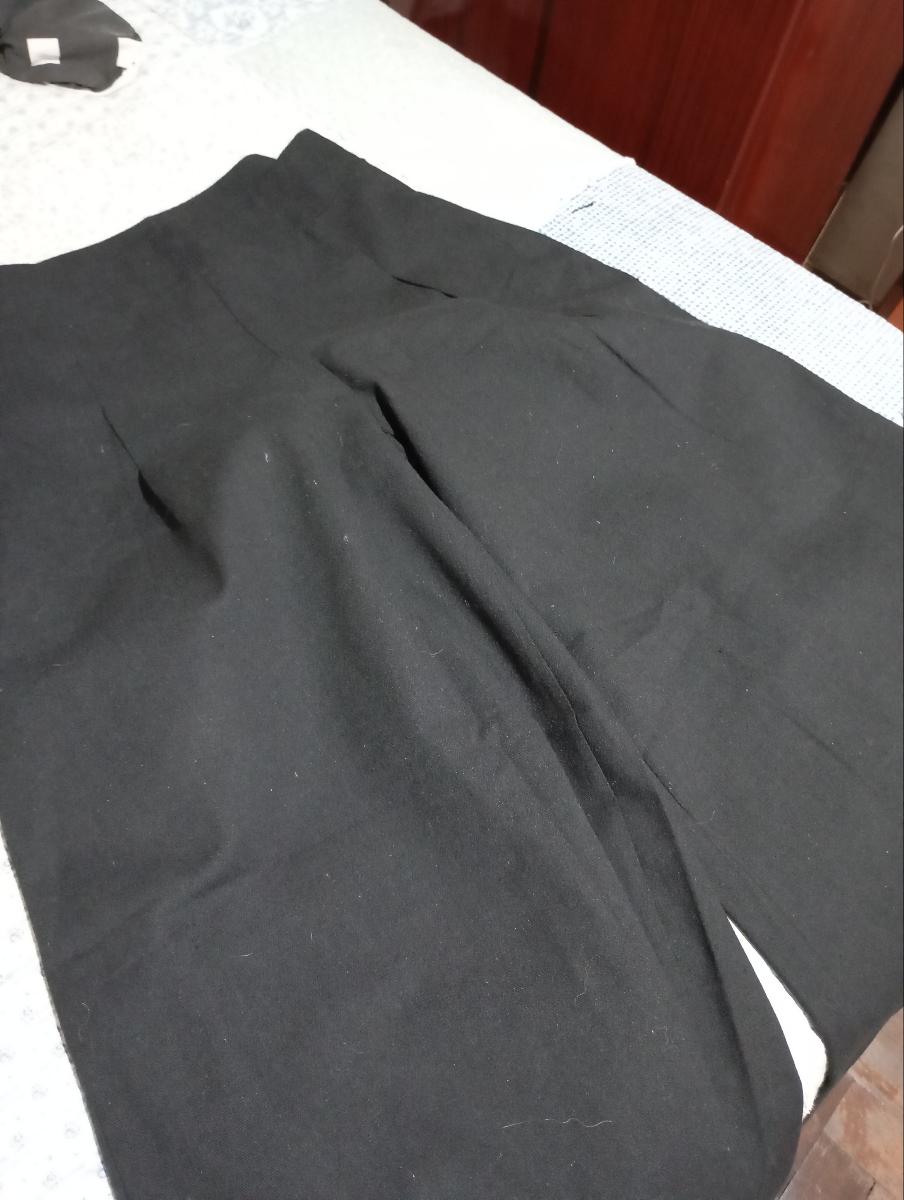 Calça em linho preta com cintura ajustável