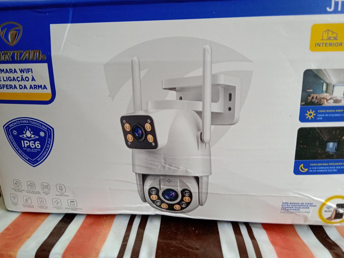 Embalagem do produto exibindo a câmera de segurança e ícones de recursos principais como visão noturna e IP66