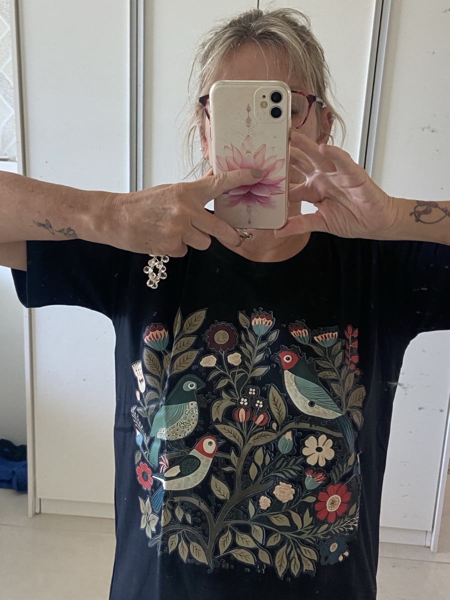 Detalhe do tecido da camiseta plus size
